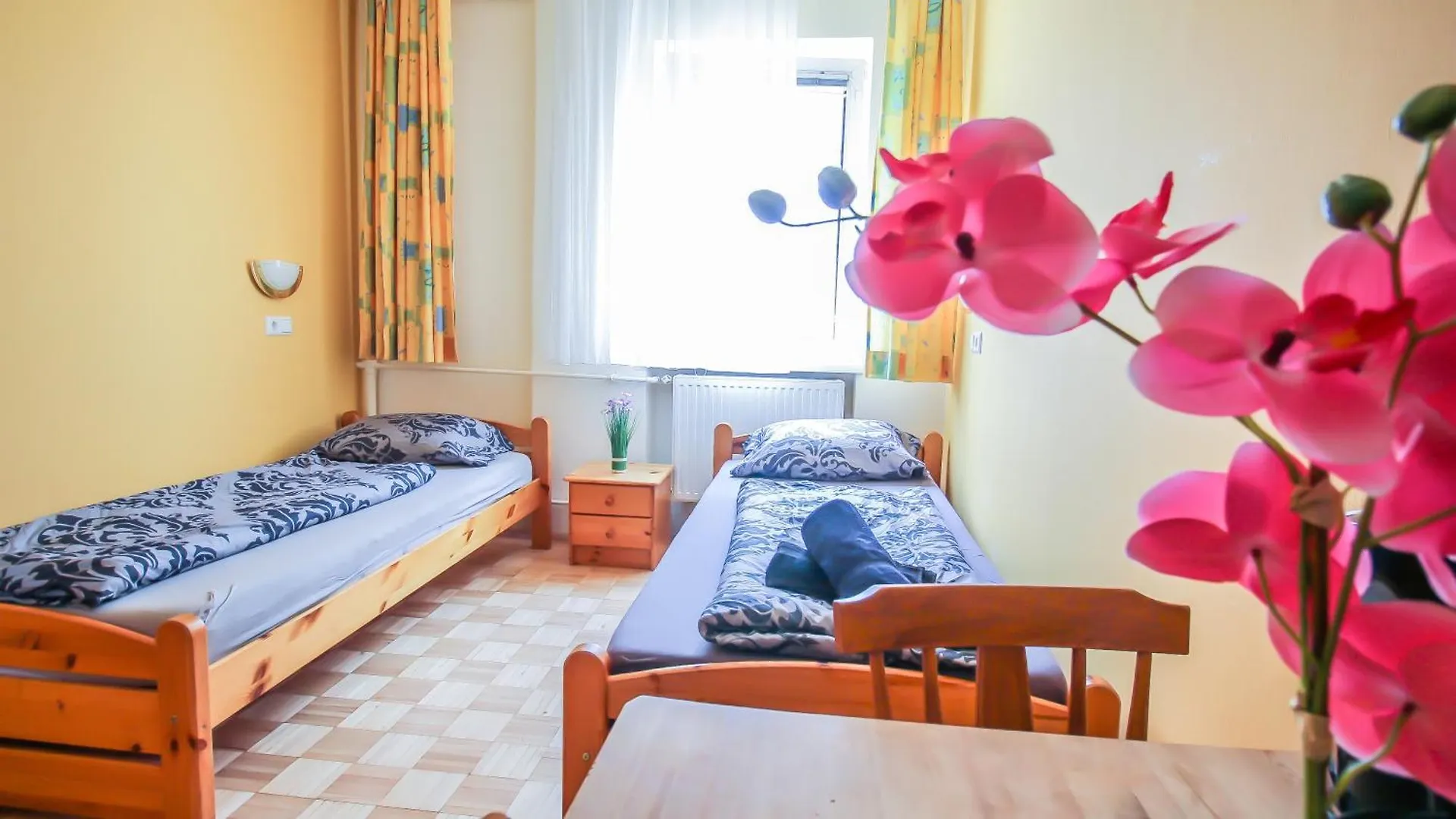 Double Room In Huetteldorfer Strasse Area contacts