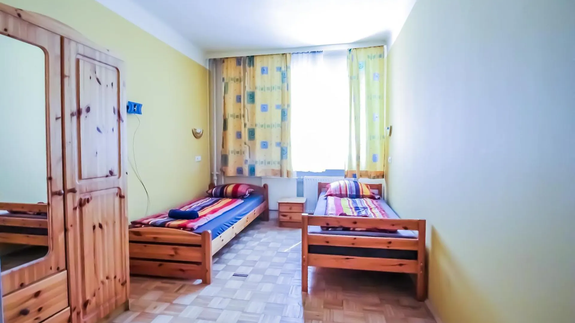 Homestay Double Room In Hutteldorfer Strasse Area Vienna Austria