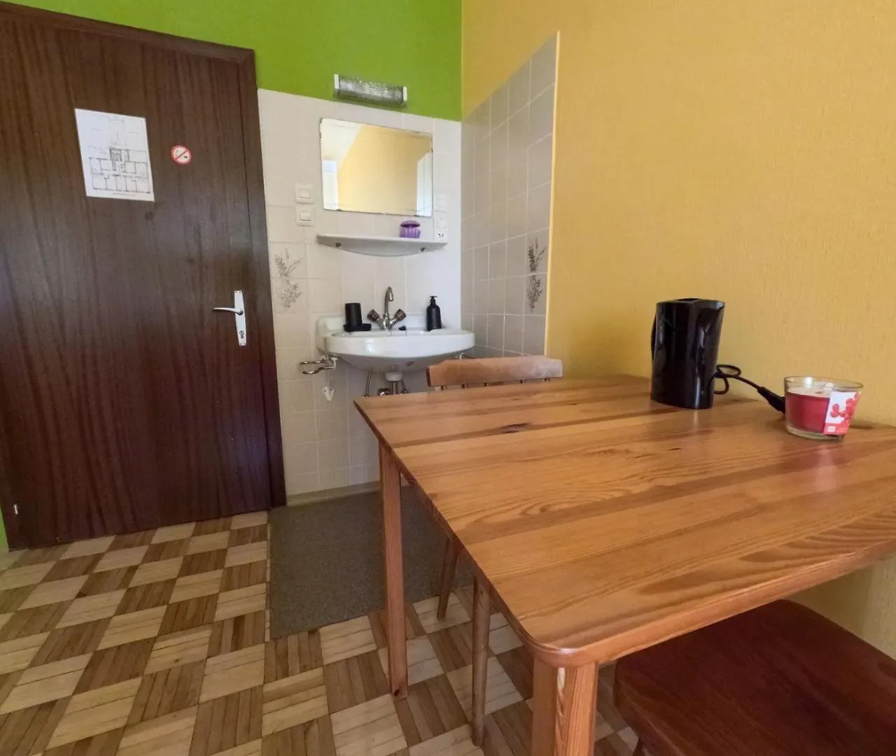 Double Room In Hutteldorfer Strasse Area Vienna Austria