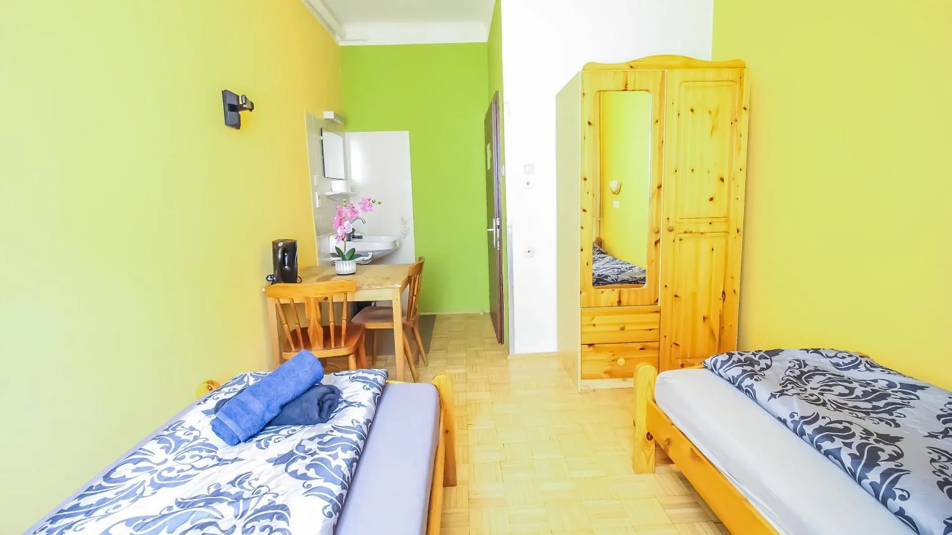 Double Room In Hutteldorfer Strasse Area Vienna