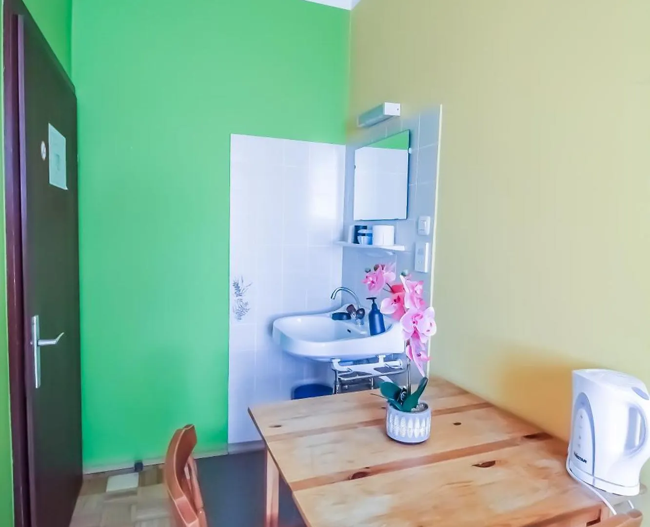 Homestay Double Room In Hutteldorfer Strasse Area Vienna Austria